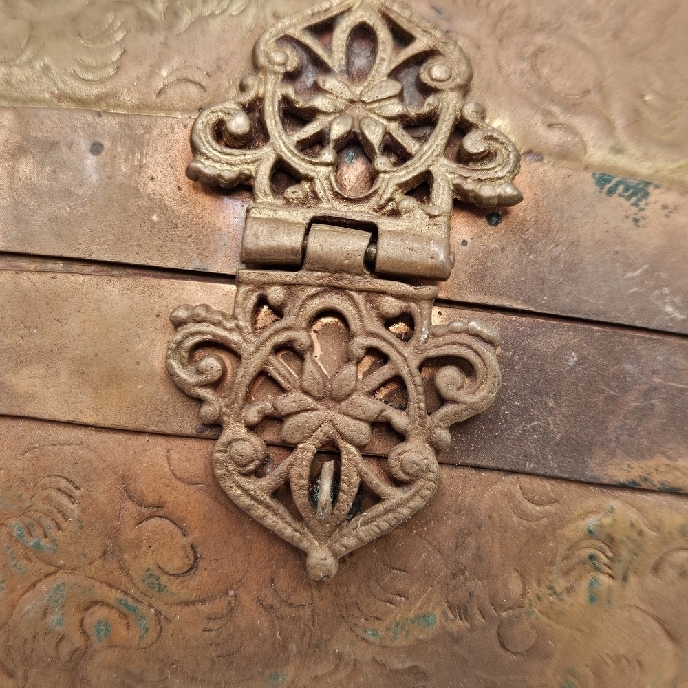 VINTAGE Brass and Copper Metal Pillow Box Embossed Purse Bag - Picture 8 of 8